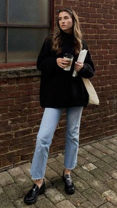 How to Wear Loafers—21 Stylish Ways to Style Them Loafer Outfits, How To Wear Loafers, Chique Outfit, Loafers Outfit, Skandinavian Fashion, Mode Inspo, Outfit Inspo Fall, Looks Style