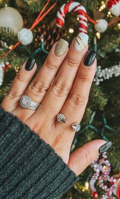 My favorite Christmas nails and Christmas nails designs and Christmas nail colors #christmasnails #christmasnaildesigns Christmas Nail Colors, December Nails, Fall Gel Nails, Dipped Nails