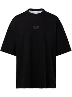 black cotton logo print at the chest appliqué logo cut-out detailing crew neck drop shoulder short sleeves straight hem Black Oversized Athleisure T-shirt, Sporty T-shirt With Embroidered Logo, Relaxed Fit, Black Drop Shoulder Sporty T-shirt, Sporty T-shirt With Embroidered Logo For Streetwear, Short Sleeve Logo T-shirt In Athleisure Style, Oversized Black T-shirt With Logo, Athleisure Short Sleeve Tops With Logo, Black Boxy Fit Top With Logo Print, Oversized Casual Logo T-shirt