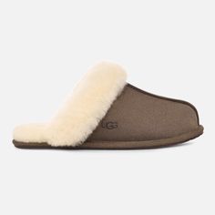 Scuffette Ii Slipper S.7 Goat, Wrap Your Feet In Luxury With The Ugg Scuffette Ii Slippers. Crafted From Sumptuous Sheepskin And Water-resistant Silkee Suede, These Slippers Feature A Cosy Sheepskin Lining, Uggpure Wool Insole, And A Durable Rubber Outsole With Cork Detailing. Made With Meticulous Attention To Detail, These Slippers Are The Epitome Of Comfort And Style. Elevate Your Loungewear Game With These Exquisite Slippers For A Touch Of Everyday Indulgence. , Sheepskin And Water-resistant Silkee Suede Sheepskin Lining Uggpure Wool Insole Rubber Outsole With Cork Nylon Binding Made In Vietnam Ugg Scuffette, Spa Wellness, Ugg Slippers, Slipper Boots, Espresso, Salle De Bain, Vietnam, Lounge Wear, Slippers