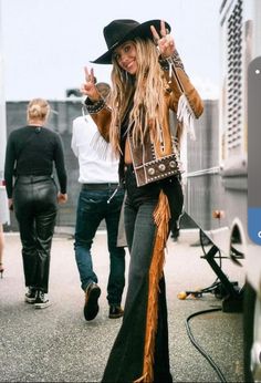 Lainey Wilson Whirlwind, Western Rockstar Outfit, Country Rockstar Outfit, Hillbilly Hippie Aesthetic, Lainey Wilson Yellowstone, Cowgirl Stage Outfit, Rock And Roll Cowgirl Style, Nfr Outfits 2024, Country Rock Outfits Women