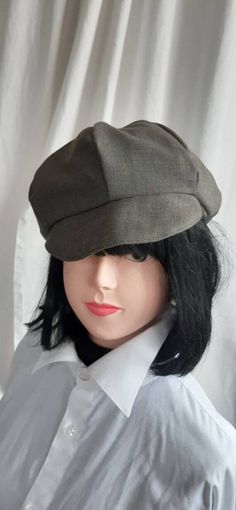 You can make a casual newsboy cap out of such a respectable pepper & salt wool mix, preferably with a sweet vintage floral fabric as a lining. aaund : already done ! With elastic band and button - comfortable to wear, fits by Head size 53 to 62 cm. Casual Brimmed Hat For Work, Vintage Flat Cap Beret For Fall, Vintage Beret For Fall, Wool Flat Cap For Spring, Spring Wool Flat Cap, Fitted Wool Beret In Casual Style, Casual Fitted Wool Beret, Vintage Floral Fabric, Pepper Salt