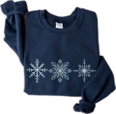 Winter Crew Neck Sweater As Gift, Crew Neck Sweatshirt For Winter Gift, Winter Crew Neck Tops As Gifts, Snowflake Shirt, Snow Flake, Garment Industry, Snowflake Christmas, Oversize Fashion, Winter Snowflakes