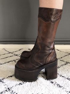 Rural Style Fashion, 90s Brown Aesthetic, Platform Brown Boots, Whimsigoth Boots, 70s Bohemian Fashion, Whimsigoth Shoes, Platform Boots Outfits, Rockstar Shoes, 70s Platform Boots