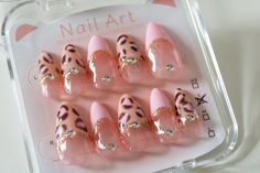 Set de faux ongles dans le style Gyaru. Réalisé à la main avec des capsules gel-x de haute qualité. Taille S (voir dernière photo) Pouce : 0  Index : 2  Majeur : 1 Annuaire : 2  Auriculaire : 4 Inclus : boîte de transport, gel pads, colle, lime à ongles et repousse cuticules. Gyaru Nails, Leopard Nails, Makeup Cosmetics, Nail Ideas, Press On Nails, Acrylic Nails, Beauty Makeup, Nail Art, France