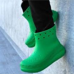 Brand New Iconic Crocs Crush Comfort Rain Boot Men's Size 8 Women"S Size 9 Color Green Crocs Platform Boots This New All-Weather Boot Was Born From The Classic Crush Clog And Boasts A Unique 2-Inch / 5.2cm Height (Measured From Floor To Heel Rest)Nkle Boots: With Height That Falls Just Below The Calf, The Fit Is Flattering For Everyone, Plus They’re Easy To Take Onand Off These Boots Offer A Roomy Fit And We Comfort These Rain Boots For Women And Men Feature Lightweight Iconic Crocs Comfort Jibb Black Chelsea Boots Women, Crocs Crush, Crocs Platform, Rain Boots For Women, Crocs Boots, All Weather Boots, Green Boots, Chelsea Boots Women, Wedge Ankle Boots