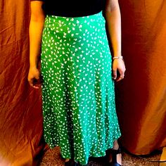 Ankle-Length Green Mini Flowers Skirt Size: 10 Colors Included: Green & White Perfect For Spring/Summer Materials: Rayon 100% Materials In This Product Explained Rayon: Viscose Is A Regenerated Cellulose Fiber Commonly Made From Wood, But The Raw Material Could Also Consist Of Other Cellulosic Materials. Size: 10 Back: Length: Waist Cm: 78-82.5 Cm Waist Inches: 30¾-32½ *Size Measurements In Last Photos* Length: Midi Waist Rise: High Waist Style: Circular Description: Green/White/Black, Floral Casual Fitted Rayon Skirt, Green Midi Skirt For Summer, Green Stretch Maxi Skirt For Summer, Green Midi Length Bottoms For Day Out, Green Midi-length Bottoms For Summer, Green Midi Length Bottoms For Summer, H&m Skirt For Spring Day Out, H&m Stretch Skirt For Spring, Casual Ankle-length Skirt For Vacation