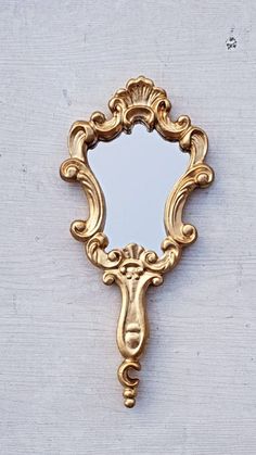 espelho de mão Vintage Hand Mirrors, Antique Mirror Tattoo, Vintage Mirror Aesthetic, Medieval Mirror, Vintage Items Antiques, Victorian Hand Mirror, Gold Hand Mirror, Antique Hand Mirror, Mirror Tattoo