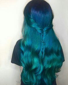 Hair Colouring Ideas, Teal Green Hair, Rainbow Hair Colour, Teal Hair Dye, Blue Hair Color Ideas, Blue And Purple Hair, Pastel Teal, Peacock Hair, Dyed Hair Pastel