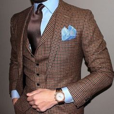 Sophistication on blues and browns with a light blue pocket square Turquoise Shirt, Style College, Brown Suits, Mode Masculine, Men’s Suits