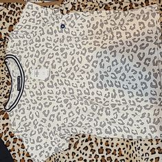 White Cheetah Print Shirt, Collar Has Silver Glitter Lightweight Design Brand New With Tags! Cheetah Print Shirt, White Cheetah Print, Cheetah Print Shirts, Shirt Collar, Print Shirt, Silver Glitter, Cheetah Print, Shirt Color, Abercrombie Fitch