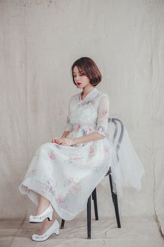 Elegant Hanbok For Spring Wedding, Elegant Wedding Hanbok For Spring, Elegant Fitted White Hanbok, Elegant White Hanbok For Spring, Traditional Spring Wedding Hanbok, Traditional Spring Organza Dress, Fitted Hanbok For Spring Wedding, Spring Wedding Hanbok, Classy Floral Dress