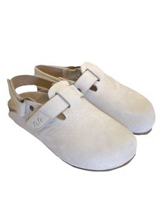 Round toe, rear hook and loop closure, leather insole with logo and flat sole.Composition: 100% Sughero Cream Round Toe Sandals With Buckle Closure, Beige T-strap Sandals With Buckle Closure And Round Toe, Spring Buckle Closure T-strap Footbed Sandals, White T-strap Sandals With Buckle Closure For Beach, Spring Beige T-strap Sandals With Buckle Closure, Barbour Steve Mcqueen, Kenzo Kids, Unique Shoes, Steve Mcqueen