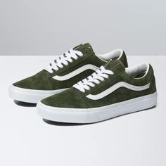 Pig Suede Old Skool Shoe Vans Verdes, Buisness Dress, 23 Outfit, Suede Vans, Vans Suede, Green Vans, Grape Leaf, Men's Vans, Everyday Shoes