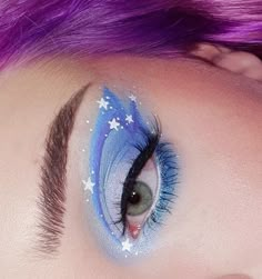 Cool Blue Makeup Looks, Fun Makeup Looks To Recreate, Cool Eyeshadow Looks Creative, Makeup Graphic Design, Unique Eyeshadow Looks, Makeup With Eyeshadow, Applying Eyeshadow