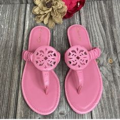 New Sz 9.5 Pink Spring Round Toe Rubber Sole Flip Flops, Spring Rubber Sole Round Toe Flip Flops, Flat Sandals With Rubber Sole, Spring Flat Sandals With Leather Sole, Spring Synthetic Sandals With Leather Sole, Spring Rubber Sole Open Toe Flip Flops, Flat Sandals With Cushioned Footbed, Flat Synthetic T-strap Sandals With Cushioned Footbed, Beach T-strap Sandals With Branded Insole And Round Toe