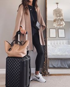 Chic Travel Style, Airport Outfit Spring, Stylin By Aylin, Airport Chic, Chic Travel Outfit, Vacation Attire, Comfortable Travel Outfit