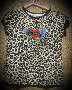 Toddler Leopard print Tee, Rhinestone Tattoo Look, heat transfer, says True Love. Rocker kid, Cool B Bling Tattoo, Rocker Fashion, Hot Topic Clothes, Rocker Look, Punk Rock Outfits, Cool Kids Clothes, Animal Cute, Punk Rocker, Rocker Style