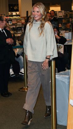 90s Gwyneth Paltrow Style, Gwenyth Paltrow Aesthetic, Gwenyth Paltrow Court Style, Gwyneth Paltrow Fashion, Gwenyth Paltrow Outfit, Boots Wide Leg Pants, Fendi Boots