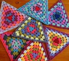 four crocheted squares with the words, crochet adornos y figas