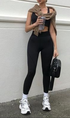 Gym Workout Outfits For Women, F1 Austin, 530 Outfit, Black Gym Outfit, Outfits Mit Leggings, Foto Girl, Summer Workout Outfits