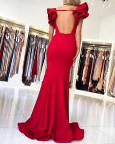 Detalles de la espalda: Sin espalda 
Escote: Tirantes 
Silueta: Sirena 
Línea de la cintura: Natural 
Adornos: Volantes Fitted Red Backless Dress For Gala, Red Fitted Backless Dress For Gala, Red Stretch Evening Dress For Prom, Red Fishtail Gown For Party, Red V-neck Mermaid Dress For Prom, Fitted Red Backless Dress For Prom, Red Maxi Length Mermaid Dress For Evening, Red Fitted Backless Dress For Prom, Elegant Stretch Red Backless Dress