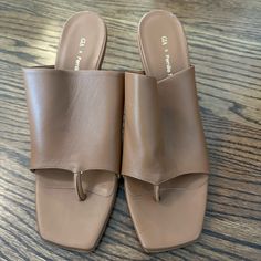 Brand New Never Worn Medium Width Open Toe Summer Mules, Summer Open Toe Medium Width Mules, Summer Open Toe Mules Medium Width, Leather Open Heel Flip Flops For Spring, Leather Flip Flops For Spring With Open Heel, Brown Toe Post Heels For Summer, Brown Flip Flops With Removable Insole For Spring, Spring Mules With Cushioned Footbed And Single Toe Strap, Summer Flat Mules In Medium Width