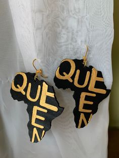 Queen africa Handpainted black and gold wood earrings If you have any questions please don't hesitate to ask African Inspired Earrings, African Shop, Afrocentric Earrings, Africa Earrings, Diy Earrings Easy, African Crafts, Diy Earrings Polymer Clay, African Accessories, Queen Jewelry