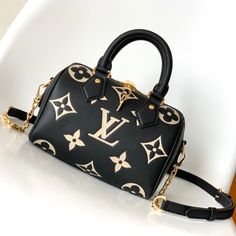 Made of two-color Monogram Empreinte leather, decorated with LV logo and Monogram floral pattern, this Speedy Bandoulière 20 handbag is a modern classic. The design is inspired by the Speedy suitcase series of the 1930s, with original shape and articulated handle. Comes with a leather metal chain strap for easy shoulder and crossbody carry.

Size: 20.5 x 13.5 x 12.0 cm (LxHxW)
• Monogram Empreinte embossed grained calfskin
• Grained calfskin trim
• Microfibre lining
• metallic parts
• Lar