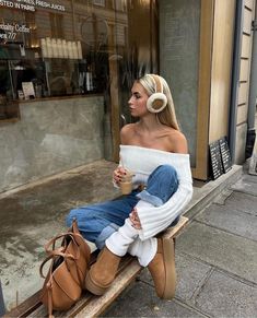 Europe Winter Fashion, Uggs Tasman, Casual Dinner Outfit Summer, Going Out Outfits Casual, Amsterdam Outfit, Dinner Outfit Fall, Uggs Outfits, Brunch Outfit Winter