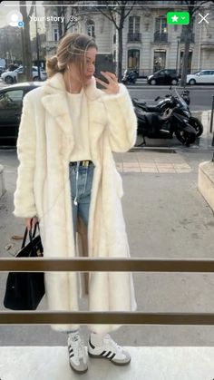 Paris Street Style Winter, Miracle Aligner, Fur Coat Street Style, Street Style Women Fall, Fur Jacket Outfit, Business Chic Style, Winter Ootd, Street Style Fall Outfits, Easy Winter Outfit