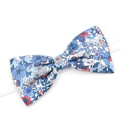 -> Shop on vacation until September 2nd <- -> The delivery date is indicated for each item <- Liberty Flower tops blue bow tie. The neckband is white or another color of your choice. It is a knot that cannot be undone. It is adjustable to best fit your neck size. The maximum adjustment is up to 50 cm. For a larger neck circumference, please specify it in the comments of your order (remember to measure with the shirt). Available in 4 knot sizes: - Baby (0 - 4 years) - Child (5 - 12 years old) - T Blue Floral Bow Tie, Adjustable Blue Bow With Ties, Adjustable Blue Floral Print Tie, Blue Butterfly Knot Bow Tie, Bow Tie For Men, Adjustable Pre-tied Solid Bow Tie, Red Bow Tie, Blue Bow Tie, Tie For Men