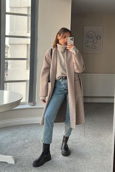 Trench Coat With Jeans Outfit, Chunky Ankle Boots Outfit, Mum Clothes, Vinter Mode Outfits, Boots With Jeans, Chelsea Boots Outfit, Ankle Boots With Jeans, European Christmas, How To Wear Ankle Boots