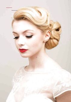 Coiffure mariage vintage et rétro - inspirations et conseils - mariee.fr Red Updo, Simple Hairstyle For Saree, Vintage Hairstyle, Saree Hairstyles, Simple Hairstyle, Quinceanera Hairstyles, Indian Wedding Hairstyles, Loose Waves Hair