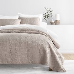 the comforter is made up and ready to be used in this bedding set