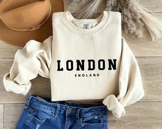 Discover comfort and style with our Unisex LONDON Sweatshirt--a minimalistic design perfect for travel enthusiasts. Ideal for him, her, or as a thoughtful family trip gift, it encapsulates the spirit of London in a versatile and chic fashion. Elevate your wardrobe or surprise a loved one with this timeless piece, blending coziness with a touch of wanderlust. * Unisex Sweatshirt: - Brand: Gildan - 50% cotton, 50% polyester - Medium-heavy fabric - Loose fit; Runs true to size - For an oversized fi London Sweatshirt, Couple Vacation, London Gifts, Couples Vacation, Family Trip, Minimalistic Design, Travel Shirts, Vacation Shirts, Chic Fashion