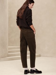 Designed for a mid-rise fit, this barrel leg pant strikes a balance between relaxed and refined thanks to a beautiful cotton corduroy fabric. Size down if you prefer a higher rise and cheeky fit. Relaxed leg. Mid-rise Zip fly with button closure. Belt loops. Front and pack pockets. Unlined. Mid-rise. Relaxed leg. Ankle length. Inseams: Petite/Short 24", Regular 26", Tall 29" Model: Size 25, 5'10" (178cm). Brown Corduroy Pants Outfit Women, Cordoroy Pants, Barrel Pants, Pant Outfits For Women, Corduroy Pants Outfit, Classic Chic Style, Corduroy Pants Women, Petite Shorts, Fashion Business Casual