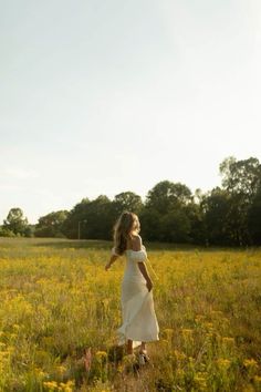 Grassy Field Senior Pictures, Senior Photoshoot Aesthetic, Field Dress Photoshoot, Long White Dress Senior Pictures, Photoshoot Ideas In Field, Dress In A Field Photoshoot, Senior Picture Field Posing Ideas, Timeless Senior Pictures, Senior Pictures In Flowers