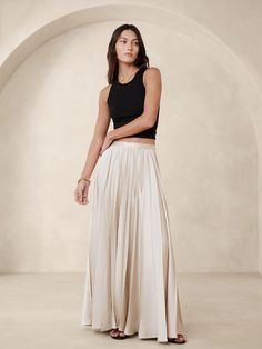 Pleated Maxi Skirt Outfit, White Maxi Skirt Outfit, Outfits For Short Women, Satin Maxi Skirt, Modesty Outfits, Long Maxi Skirt, White Maxi Skirts, Maxi Skirt Outfits, Pleated Maxi Skirt