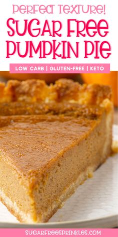 a slice of low carb pumpkin pie with golden ruffled crust on a bright white plate. In the background there are large fall pumpkins slightly out of focus. Sugar Free Pumpkin Pie, Sugar Free Pie, Dolce Poche Calorie, Low Carb Pumpkin Pie, Keto Pumpkin Pie, Pan Sin Gluten