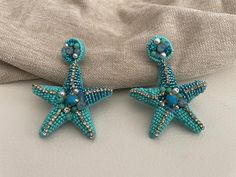 ✔️Earrings with a summery and marine flavour. They depict a beautiful starfish made with turquoise glass beads sewn onto felt fabric. They are eye-catching and striking earrings and they adapt to any type of outfit. ✔️DETAILS: 🟩 Materials: felt Glass beads 🟧🟧Dimensions: Earrings length: 7.5 cm (3")  Nickel and lead free 🔔 Artisan Jewelry My jewels are strictly handmade so each of them is truly unique because there may be slight differentiations which in the final result keep the single jewel the same as the prototype in the photograph despite its subtle diversity and uniqueness. When diversity is evident you will be warned to make your choices so you will not have any unpleasant surprises. Furthermore, as they are handcrafted, not all items can be ready and you need to have time to mak Stella Marina, Glass Bead Earrings, Bead Sewing, Earrings Turquoise, Turquoise Glass, Felt Fabric, Bead Earrings, Turquoise Earrings, Outfit Details