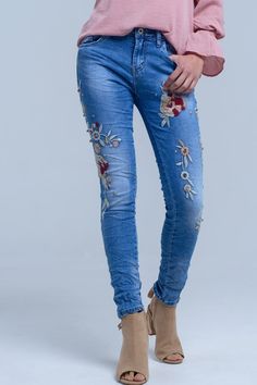 Jeans with mid-rise waist. Concealed zip with button fastening with functional pockets and embroidered floral design. 75% Cotton 22% Polyester 1% Viscose 2% Elastane Types Of Jeans, Buy Jeans, How To Hem Pants, High Rise Mom Jeans, Online Fashion Boutique, Estilo Boho, Style Boho, Design Floral, Jeans For Sale