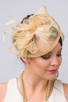 Timeless glamour. This sassy fascinator gives a nod to vintage style with a bouncy mesh ribbon and flighty feathers. With its classic sinamay mesh shape and elegant look it will be your go-to fascinator for the season. - Light weight - Attached to headband for easy wear - Comes in 18 bold colors Facinators Wedding, Fascinators For Weddings, Fascinator Ideas, Gold Fascinator, Timeless Glamour, Sinamay Hats, Hat Fascinator, Bridal Hat, Gold Hats