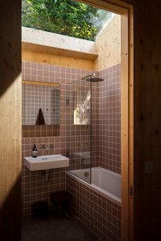 Ochre brown square tiles on wood frame bathroom Tree Courtyard, Japanese Interiors, American Interior, Italian Interior, American Houses, Brown Bathroom, Storey Homes, Courtyard House, French Interior