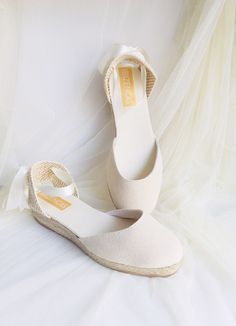 We SHIP ✈️ WORLDWIDE 🌍 Bridal Wedge shoes perfect for your boho wedding day and also for your total white summer outfit. *Organic cotton upper in Ivory color. *Laced with double faced satin ribbon. If you prefer organza or tulle ribbon, contact us. *Heel made of natural jute. -COLOR : Ivory -Medium Heel: 5 cm ( 1.96 Inches ) -Low Heel: 3 cm ( 1.18 Inches ) Tag Us on INSTAGRAM! : https://www.instagram.com/IBIZENCAS We would love to see your wedding photos :) Carefully handcrafted near the Medite Lace Up Espadrilles Outfit, Summer Lace-up Espadrilles, White Lace-up Espadrilles For Beach, Casual Lace-up Espadrilles With Removable Insole, Beach Lace-up Textile Espadrilles, Dancing Shoes Wedding, Espadrilles Outfit, Bridal Wedges, Beige Lace-up Espadrilles With Woven Sole