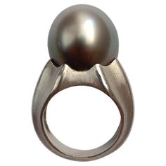 Impressive modernist cocktail ring in 18-carat white gold with a large Tahitian pearl. French eagle's head hallmark. Pearl diameter is 1.5 cm (approx.) Good condition, no defects. Size FR 49 - US 5 Weight 16.65 grams 2024 Moodboard, Modernist Ring, Eagle Head, Tahitian Pearls, Tahiti, Cocktail Ring, Cocktail Rings, Pearl White, Jewelry Rings