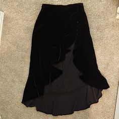 So Gorgeous, Never Worn. Perfect For The Holidays Long Sleeve Mini Skirt, Goth Long Skirt, Maxi Skirt Aesthetic, Long Black Skirt, Strega Fashion, 80s Skirt, Goth Clothes, Black Skirts, Black Velvet Skirt