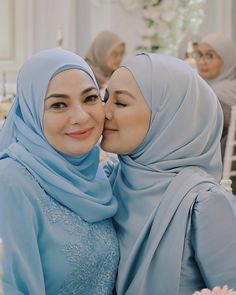 Mother Daughter Photoshoot, Bff Poses, Qur'an Photography, Best Friend Poems, Ariana Grande Photoshoot, 1 Tattoo, Best Poses For Pictures, Cute Couple Cartoon, Hijabi Girl