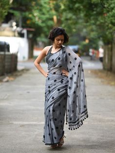 Check out our designer sarees collection, you see styles that would befit your work, festivals, and casual wear, you can pick a saree from your cupboard without thinking twice.. Grey Saree Blouse Combination, Dark Grey Saree, Saree Blouse Combination, Printed Blouse Saree, Saree Party Wear, Saree Traditional, Grey Saree