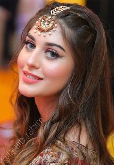 Tikka Hairstyle, Hairstyles For Gowns, Saree Hairstyles, Pakistani Bridal Makeup, Bridal Makeup Images, Victory Rolls, Pin Up Vintage